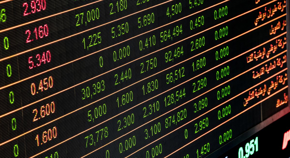 Kursanzeige einer Wertpapierbörse mit grünen und roten Kursdaten auf dunklem LED-Display